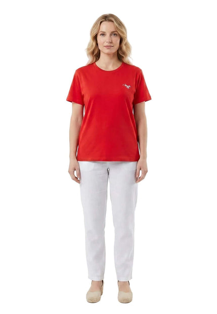 Γυναικείο κόκκινο βαμβακερό t-shirt σε μεγάλα μεγέθη με κοντά μανίκια, στρογγυλή λαιμόκοψη και μικρό λογότυπο, σε ολόσωμη λήψη.