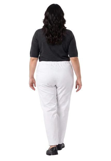Πίσω όψη με το γυναικείο λευκό παντελόνι plus size. Διακρίνεται η άνετη ίσια γραμμή και το πρακτικό λάστιχο στη μέση. Φωτογράφιση σε λευκό φόντο.