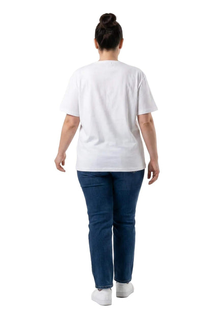 Γυναικείο λευκό βαμβακερό T-shirt σε μεγάλα μεγέθη, πίσω όψη, με ίσια γραμμή και κοντά μανίκια, φορεμένο με τζιν παντελόνι.