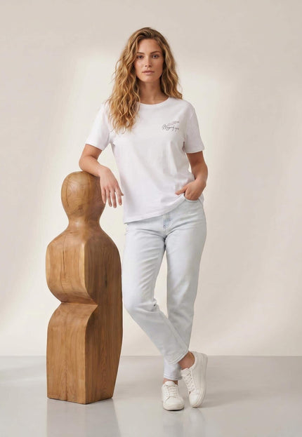 Ολόσωμη λήψη: Γυναικείο λευκό βαμβακερό T-shirt σε μεγάλα μεγέθη. Διαθέτει στρογγυλή λαιμόκοψη, κοντό μανίκι και διακριτικό σχέδιο στο στήθος.