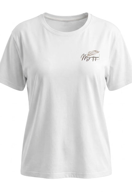 Γυναικείο λευκό βαμβακερό T-shirt σε μεγάλα μεγέθη, με κοντό μανίκι και διακριτική στάμπα στο στήθος. Μπροστινή όψη σε λευκό φόντο.