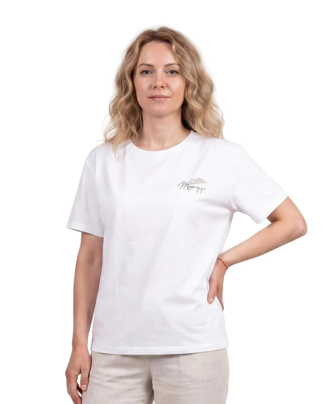 Γυναικείο λευκό βαμβακερό T-shirt σε μεγάλα μεγέθη, μέχρι τη μέση, με στρογγυλή λαιμόκοψη και κοντό μανίκι, σε λευκό φόντο.