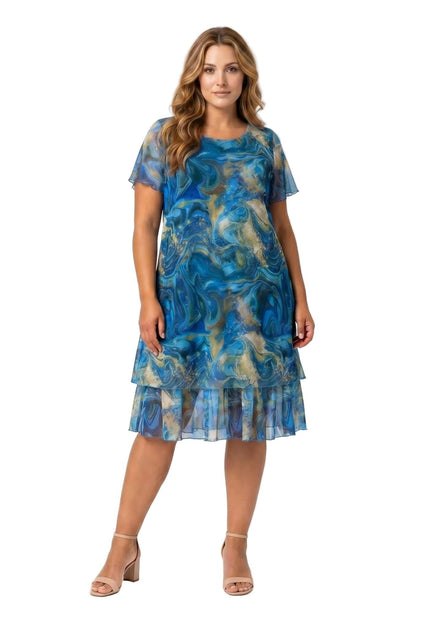 Γυναικείο μπλε επίσημο φόρεμα από σιφόν plus size με αφηρημένο μαρμάρινο μοτίβο και κοντά μανίκια, φορεμένο από μοντέλο σε λευκό φόντο.