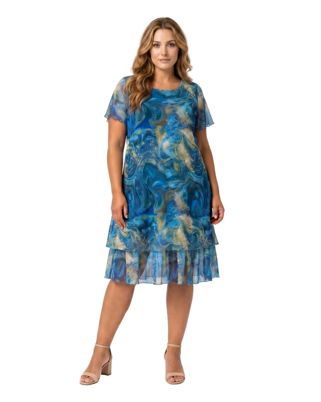 Γυναικείο μπλε επίσημο φόρεμα από σιφόν plus size με αφηρημένο μαρμάρινο μοτίβο και κοντά μανίκια, φορεμένο από μοντέλο σε λευκό φόντο.