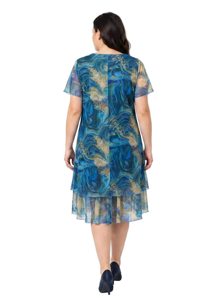 Πίσω όψη του plus size μπλε γυναικείου φορέματος με αφηρημένο μαρμάρινο μοτίβο, αέρινο σιφόν και κοντά μανίκια, φωτογραφημένο σε λευκό φόντο.