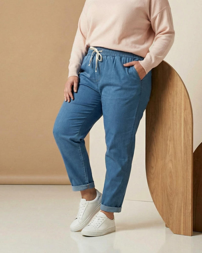 Γυναικείο μπλε καλοκαιρινό τζιν σε μεγάλα μεγέθη. Μπροστινή λήψη που αναδεικνύει το λάστιχο με κορδόνι στη μέση, τις τσέπες και τα γυρισμένα μπατζάκια.