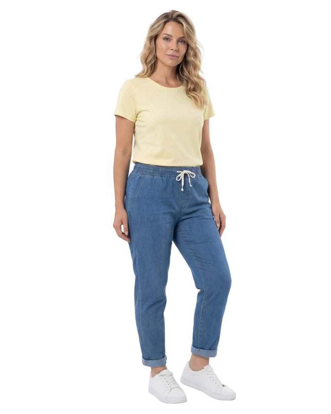 Γυναικείο μπλε καλοκαιρινό τζιν ίσια γραμμή σε μεγάλα μεγέθη. Ολόσωμη λήψη που αναδεικνύει το άνετο λάστιχο στη μέση με το λευκό κορδόνι.