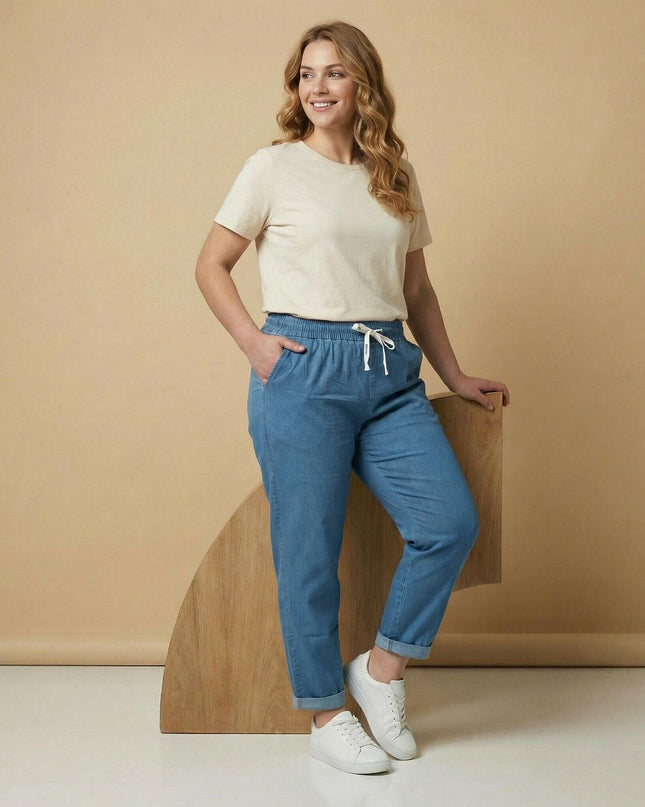 Ολόσωμη λήψη: Γυναικείο μπλε καλοκαιρινό τζιν μεγάλα μεγέθη σε ίσια γραμμή, με εμφανές λευκό κορδόνι στη μέση και γυρισμένα ρεβέρ.