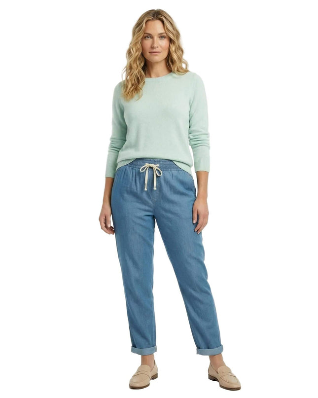 Ολόσωμη λήψη, γυναικείο μπλε καλοκαιρινό τζιν μεγάλα μεγέθη σε ίσια γραμμή. Διακρίνεται το λάστιχο στη μέση με κορδόνι και τα γυρισμένα μπατζάκια.