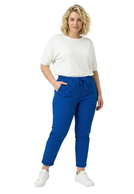 Γυναικείο παντελόνι ρουά με λάστιχο, κορδόνια και τσέπες σε μεγάλα μεγέθη, φωτογραφισμένο σε ολόσωμη λήψη μπροστά σε λευκό φόντο.