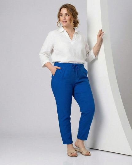 Γυναικείο παντελόνι ρουά με λάστιχο και κορδόνια στη μέση, ιδανικό για μεγάλα μεγέθη, σε ολόσωμη λήψη με το μοντέλο να ποζάρει όρθιο.