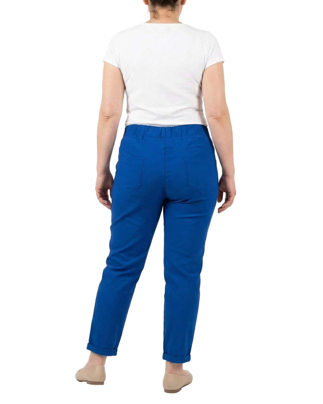 Γυναικείο παντελόνι ρουά σε μεγάλα μεγέθη, φωτογραφημένο από την πίσω πλευρά με εμφανείς τσέπες και λάστιχο στη μέση.