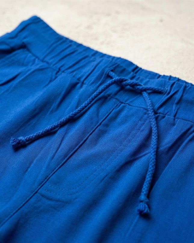 Κοντινή λεπτομέρεια από γυναικείο παντελόνι ρουά σε μεγάλα μεγέθη, που δείχνει την ελαστική ζώνη μέσης με τα κορδόνια και την υφή του υφάσματος.