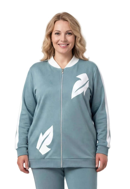 Γυναικείο plus size σετ δύο τεμαχίων σε ανοιχτό πράσινο, ζακέτα με λευκές λεπτομέρειες φύλλων από οικολογικό δέρμα και φερμουάρ, σε λευκό φόντο.