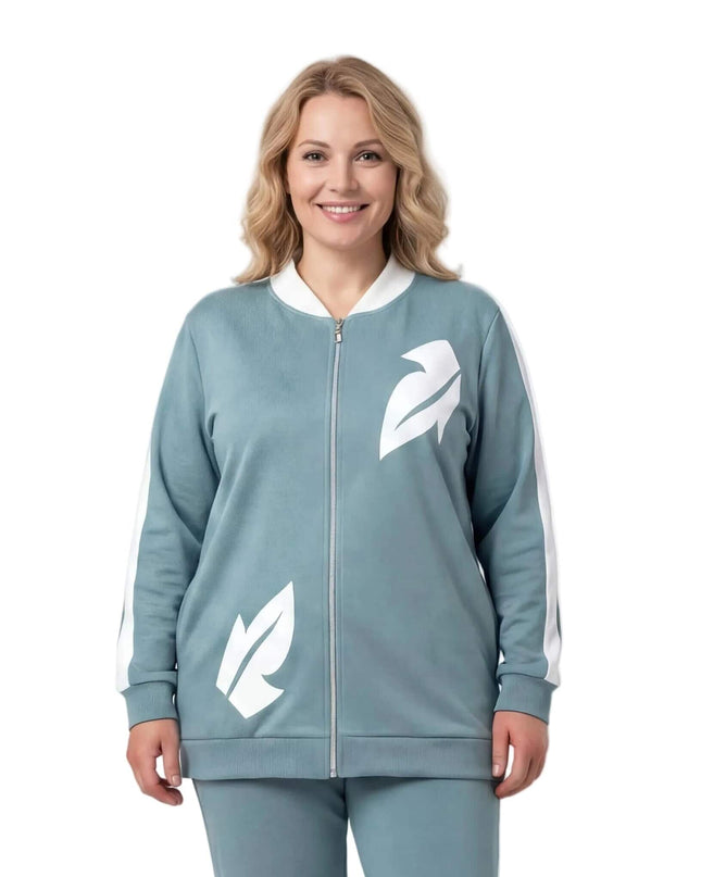 Γυναικείο plus size σετ δύο τεμαχίων σε ανοιχτό πράσινο, ζακέτα με λευκές λεπτομέρειες φύλλων από οικολογικό δέρμα και φερμουάρ, σε λευκό φόντο.