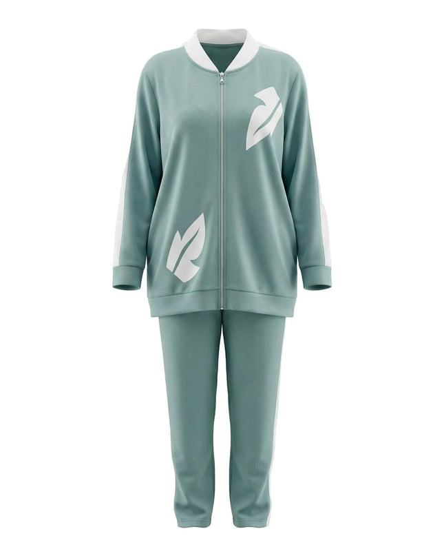 Γυναικείο plus size σετ δύο τεμαχίων σε ανοιχτό πράσινο χρώμα, με λευκά διακοσμητικά φύλλα από οικολογικό δέρμα στη ζακέτα, φωτογραφημένο σε λευκό φόντο.