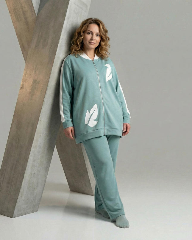 Γυναικείο plus size σετ δύο τεμαχίων σε ανοιχτό πράσινο, με σακάκι που διαθέτει λευκές λεπτομέρειες οικολογικού δέρματος, σε ολόσωμη λήψη.