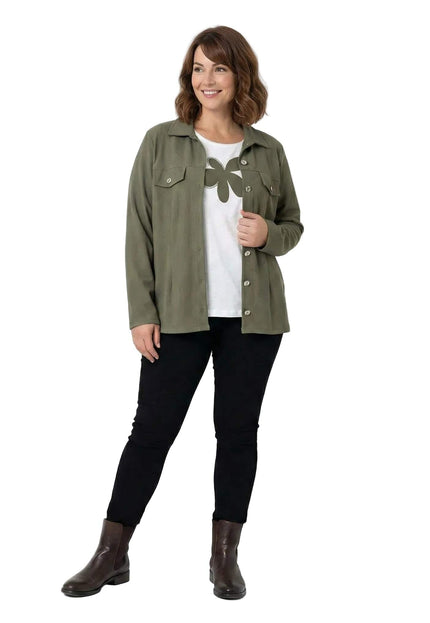 Γυναικείο σετ δύο τεμαχίων plus size με χακί σακάκι και λευκό t-shirt με στάμπα, σε ολόσωμη λήψη σε λευκό φόντο.
