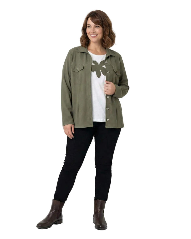 Γυναικείο σετ δύο τεμαχίων plus size με χακί σακάκι και λευκό t-shirt με στάμπα, σε ολόσωμη λήψη σε λευκό φόντο.