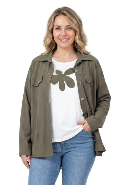 Γυναικείο σετ δύο τεμαχίων plus size που περιλαμβάνει χακί σακάκι και λευκό t-shirt με μεγάλη στάμπα λουλούδι, φωτογραφημένο σε λευκό φόντο.