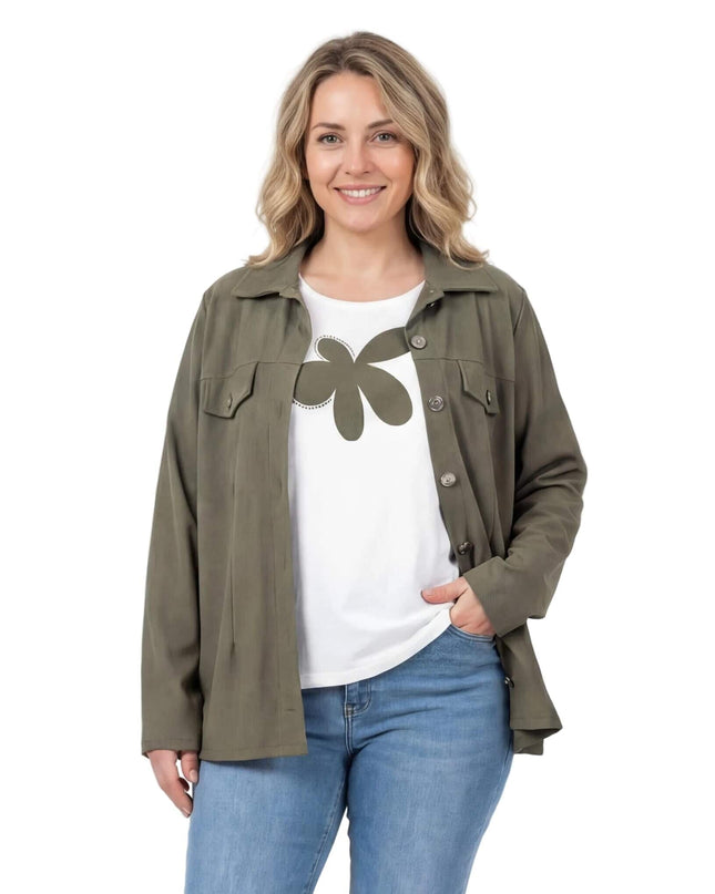 Γυναικείο σετ δύο τεμαχίων plus size που περιλαμβάνει χακί σακάκι και λευκό t-shirt με μεγάλη στάμπα λουλούδι, φωτογραφημένο σε λευκό φόντο.