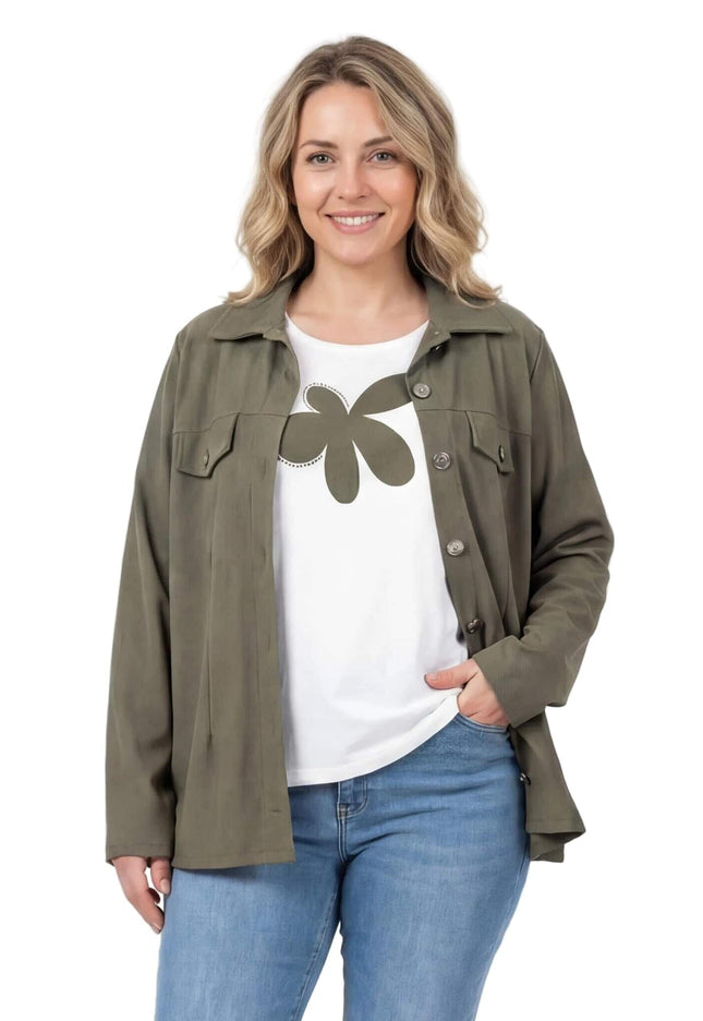 Γυναικείο σετ δύο τεμαχίων plus size που περιλαμβάνει χακί σακάκι και λευκό t-shirt με μεγάλη στάμπα λουλούδι, φωτογραφημένο σε λευκό φόντο.