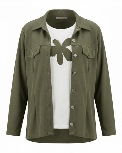 Γυναικείο σετ plus size που περιλαμβάνει χακί σακάκι με τσέπες και λευκό t-shirt με στάμπα λουλούδι, σε μετωπική λήψη σε λευκό φόντο.