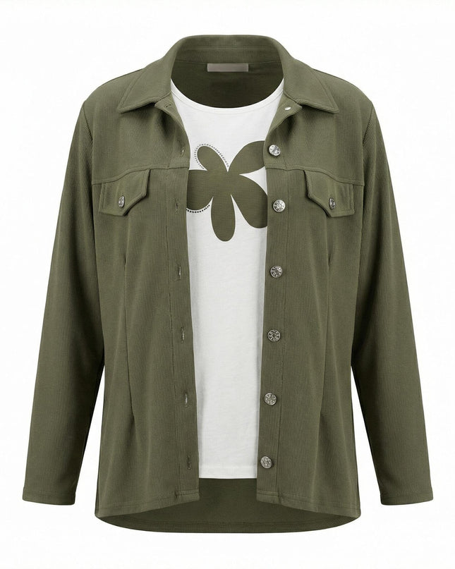 Γυναικείο σετ plus size που περιλαμβάνει χακί σακάκι με τσέπες και λευκό t-shirt με στάμπα λουλούδι, σε μετωπική λήψη σε λευκό φόντο.