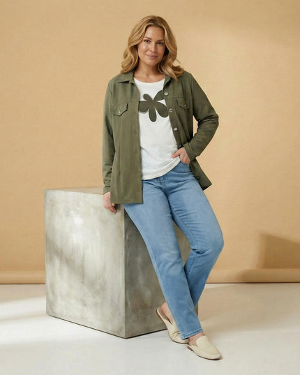 Γυναικείο σετ δύο τεμαχίων plus size με χακί σακάκι και t-shirt με στάμπα, σε ολόσωμη λήψη φορεμένο από μοντέλο σε στούντιο.