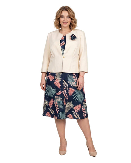 Γυναικείο ταγιέρ σε μεγάλα μεγέθη με μπεζ σακάκι και φλοράλ φόρεμα σε μπλε αποχρώσεις, φορεμένο από μοντέλο σε ολόσωμη λήψη σε λευκό φόντο.