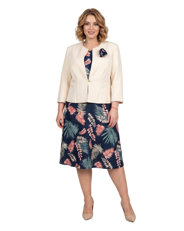 Γυναικείο ταγιέρ σε μεγάλα μεγέθη με μπεζ σακάκι και φλοράλ φόρεμα σε μπλε αποχρώσεις, φορεμένο από μοντέλο σε ολόσωμη λήψη σε λευκό φόντο.