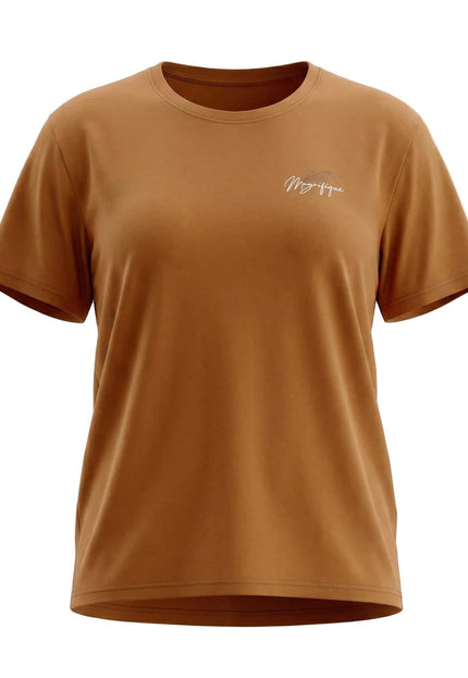 Γυναικείο βαμβακερό t-shirt μεγάλα μεγέθη σε ανοιχτό καφέ χρώμα με στρογγυλή λαιμόκοψη και μικρό λευκό κέντημα. Μπροστινή όψη σε λευκό φόντο.