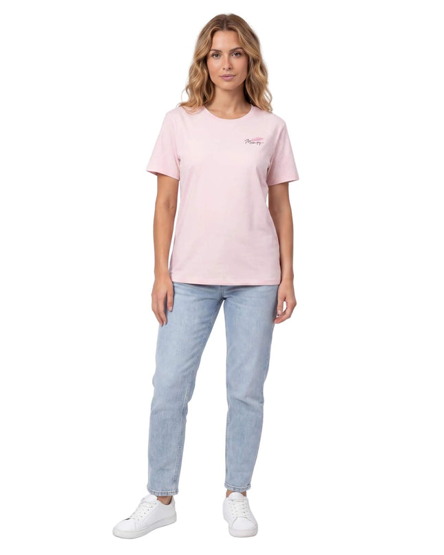 Ολόσωμη λήψη με γυναικείο βαμβακερό t-shirt μεγάλα μεγέθη σε απαλό ροζ. Ξεχωρίζει η μικρή επιγραφή στο στήθος και η κοντομάνικη σχεδίαση.