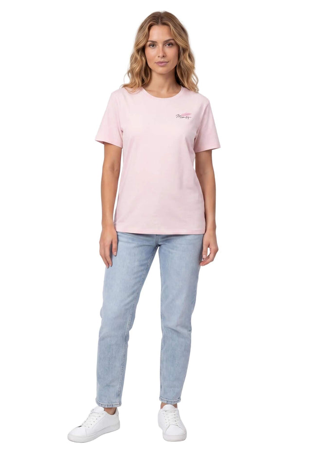 Ολόσωμη λήψη με γυναικείο βαμβακερό t-shirt μεγάλα μεγέθη σε απαλό ροζ. Ξεχωρίζει η μικρή επιγραφή στο στήθος και η κοντομάνικη σχεδίαση.