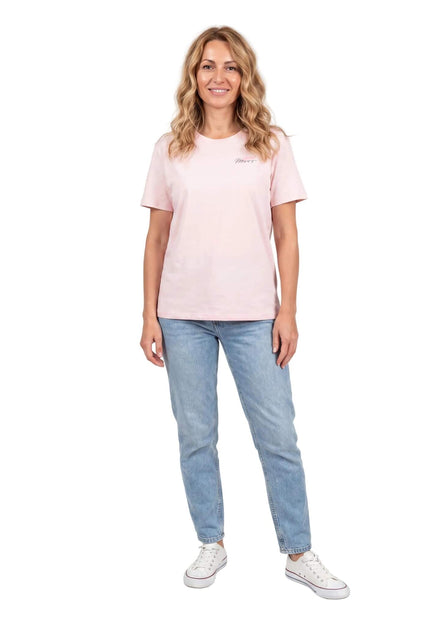 Ολόσωμη λήψη με γυναικείο βαμβακερό t-shirt μεγάλα μεγέθη σε απαλό ροζ χρώμα, με διακριτική επιγραφή στο στήθος και κοντά μανίκια.