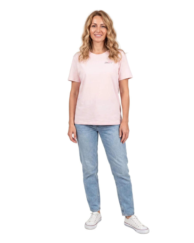 Ολόσωμη λήψη με γυναικείο βαμβακερό t-shirt μεγάλα μεγέθη σε απαλό ροζ χρώμα, με διακριτική επιγραφή στο στήθος και κοντά μανίκια.