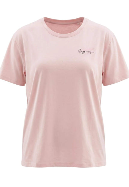 Γυναικείο βαμβακερό t-shirt μεγάλα μεγέθη σε απαλό ροζ με διακριτική επιγραφή σε λευκό φόντο.