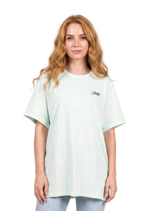 Γυναικείο βαμβακερό t-shirt σε βεραμάν χρώμα, μεγάλα μεγέθη. Μπροστινή όψη σε λευκό φόντο, διακρίνεται η στρογγυλή λαιμόκοψη και η μικρή στάμπα.