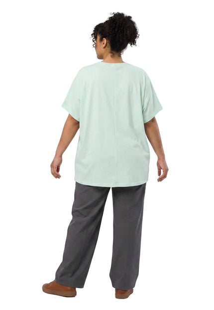 Πίσω όψη από γυναικείο βεραμάν t-shirt plus size σε λευκό φόντο. Φαίνεται η άνετη γραμμή, οι ριχτοί ώμοι και το μήκος στο βαμβακερό μπλουζάκι.