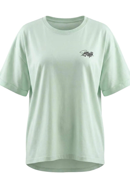 Γυναικείο βαμβακερό βεραμάν t-shirt για μεγάλα μεγέθη, με στρογγυλή λαιμόκοψη, γυρισμένα μανίκια και μικρή στάμπα. Φωτογραφημένο σε λευκό φόντο.
