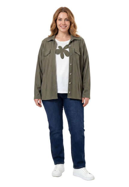 Ολόσωμη λήψη γυναικείου σετ plus size δύο τεμαχίων, με χακί σακάκι ανοιχτό και λευκό t-shirt με στάμπα λουλούδι, ιδανικό για casual εμφανίσεις.