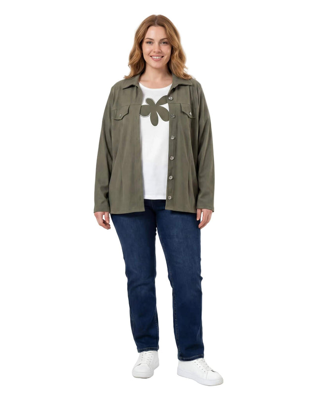 Ολόσωμη λήψη γυναικείου σετ plus size δύο τεμαχίων, με χακί σακάκι ανοιχτό και λευκό t-shirt με στάμπα λουλούδι, ιδανικό για casual εμφανίσεις.