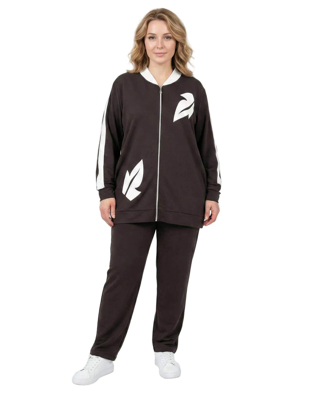 Καφέ καθημερινό γυναικείο σετ δύο τεμαχίων σε μεγάλα μεγέθη, με ζακέτα που διαθέτει λευκά μοτίβα φύλλων και ρίγες στα μανίκια, σε ολόσωμη λήψη.