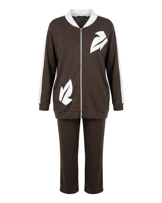 Καφέ καθημερινό γυναικείο σετ δύο τεμαχίων σε μεγάλα μεγέθη, με ζακέτα που φέρει λευκά τυπώματα φύλλων και ασορτί παντελόνι, σε ολόσωμη λήψη.