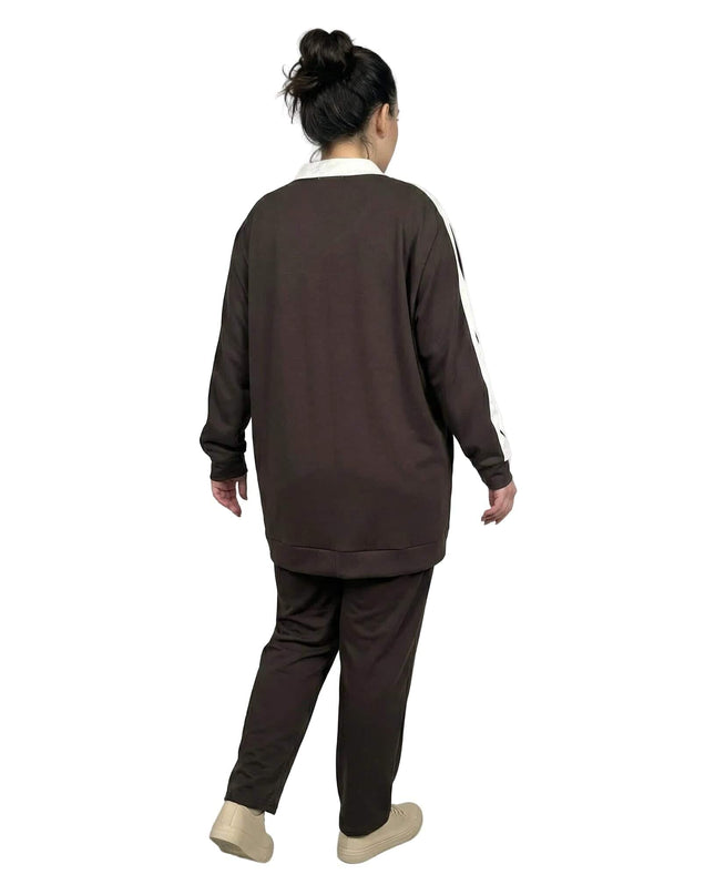 Πίσω όψη από καφέ καθημερινό γυναικείο σετ δύο τεμαχίων σε μεγάλα μεγέθη, με ζακέτα και παντελόνι που προσφέρουν άνετη εφαρμογή.