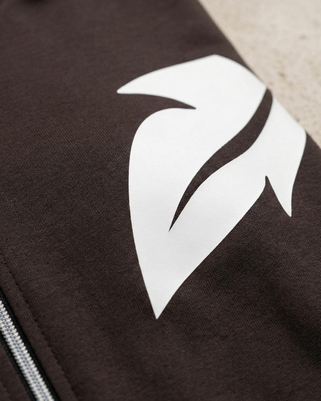 Κοντινή λεπτομέρεια με λευκό σχέδιο φύλλου και φερμουάρ σε καφέ γυναικείο σετ δύο τεμαχίων για μεγάλα μεγέθη.