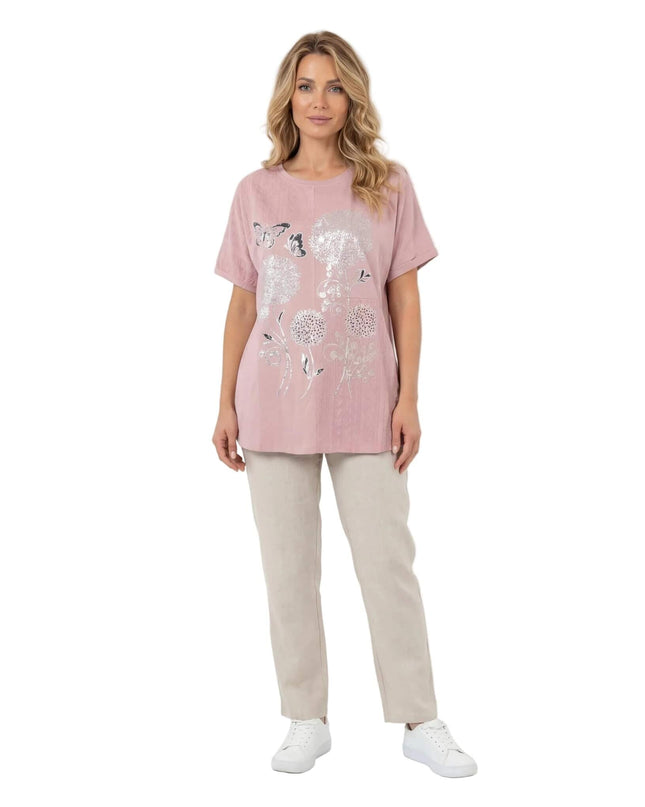 Ολόσωμη λήψη σε λευκό φόντο: γυναικεία καλοκαιρινή βαμβακερή τουνίκ μεγάλα μεγέθη σε απαλό ροζ χρώμα με εντυπωσιακή ασημί στάμπα και κοντά μανίκια.