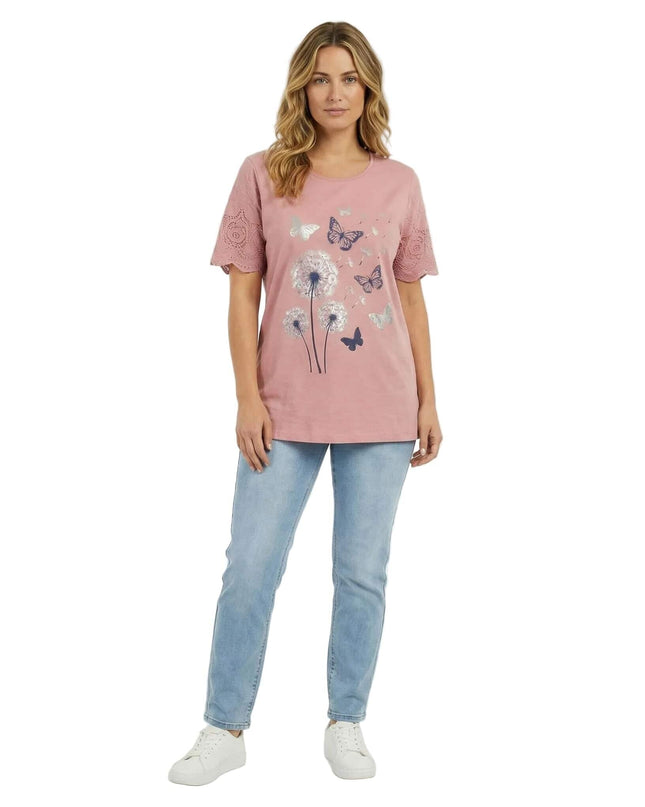 Ολόσωμη λήψη σε λευκό φόντο: γυναικεία καλοκαιρινή βαμβακερή τουνίκ μεγάλα μεγέθη σε απαλό ροζ, με εντυπωσιακή στάμπα με πεταλούδες και κοντά μανίκια.