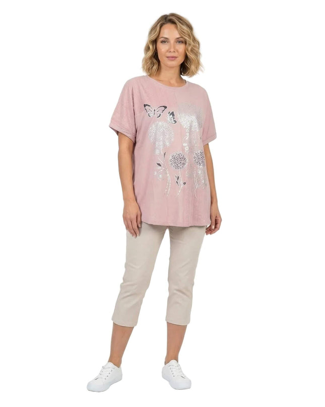 Ολόσωμη λήψη σε λευκό φόντο: καλοκαιρινή βαμβακερή τουνίκ μεγάλα μεγέθη σε απαλό ροζ με ασημί στάμπες και κοντά μανίκια.
