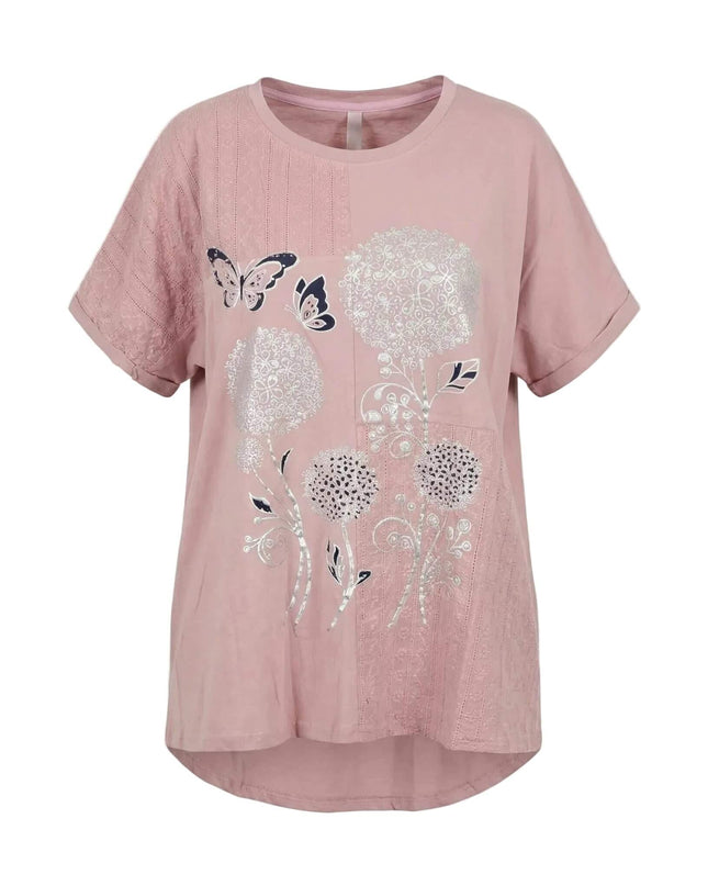 Μπροστινή όψη σε λευκό φόντο: καλοκαιρινή βαμβακερή τουνίκ σε απαλό ροζ με στάμπα λουλούδια και πεταλούδες, σχεδιασμένη για μεγάλα μεγέθη.